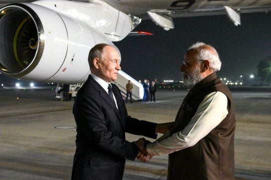 Thông điệp của Thủ tướng Ấn Độ khi đón ông Putin ở thang máy bay