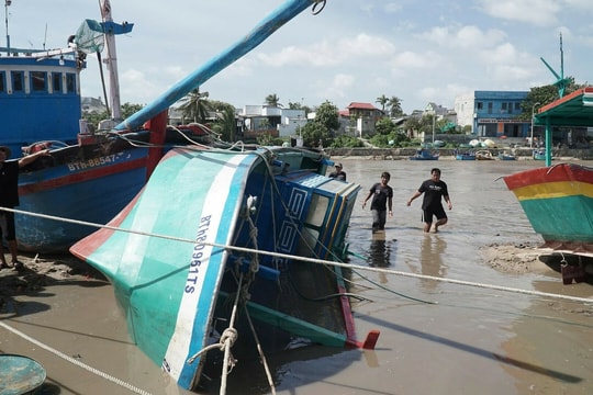 Trục vớt hàng chục tàu bị lũ nhấn chìm ở Lâm Đồng