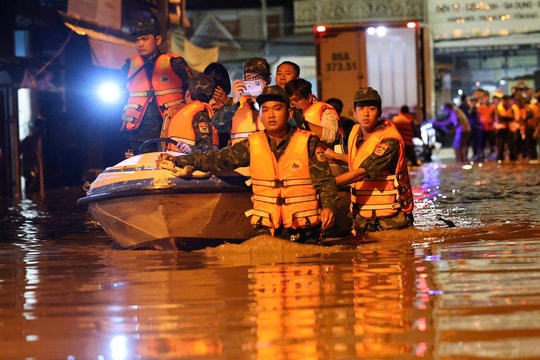 Người dân Phan Thiết chạy lũ trong đêm