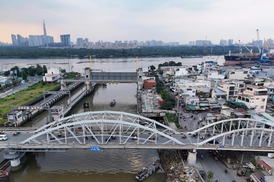 Nhiều loại xe bị cấm qua cầu 120 năm tuổi ở TP HCM