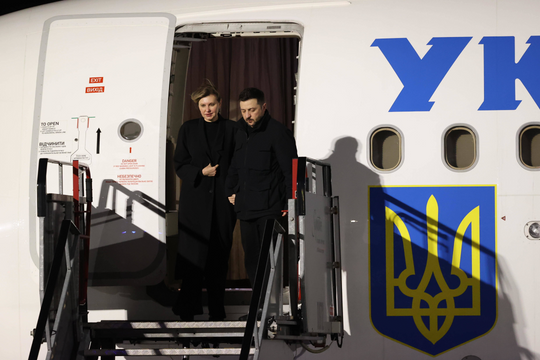 Loạt drone lạ xuất hiện gần đường bay của chuyên cơ chở ông Zelensky