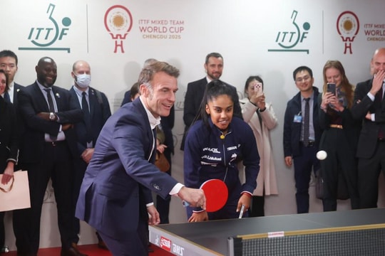 Tổng thống Pháp chơi bóng bàn ở Trung Quốc
