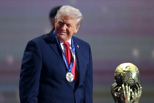 Tổng thống Mỹ Donald Trump nhận giải thưởng lạ chưa từng có của FIFA