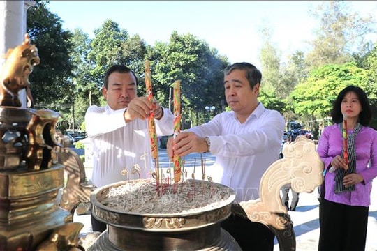 Đoàn công tác Ban Tuyên giáo và Dân vận Trung ương viếng các anh hùng liệt sĩ tại Tây Ninh