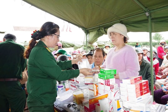 Bác sĩ quân y - điểm tựa cho nhân dân vùng lũ