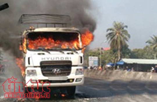 Ba ô tô bốc cháy sau va chạm liên hoàn trên cao tốc Vân Phong - Nha Trang