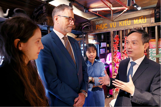 Hành trình của Đại sứ Olivier Brochet tại Toa 'Bếp – Chạn – Mâm'