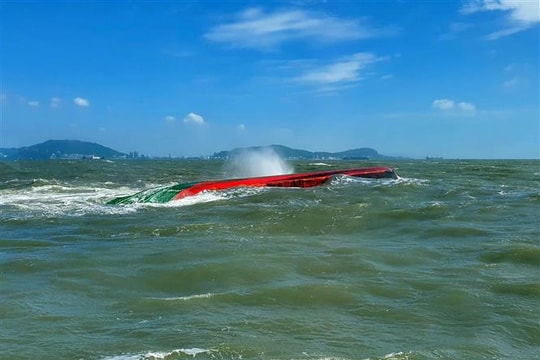 Vũng Tàu: Sà lan bị chìm, 3 thuyền viên được cứu kịp thời