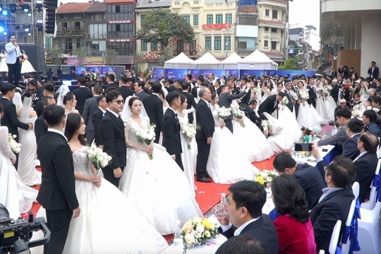 Xúc động khoảnh khắc 80 cặp đôi cùng nhau kỷ niệm lễ cưới ở Hà Nội