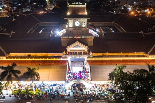 Phố đêm nhộn nhịp ở chợ cổ gần 100 năm tuổi tại TPHCM