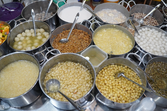 Thịt quay là nguyên liệu chính của món chè nào?