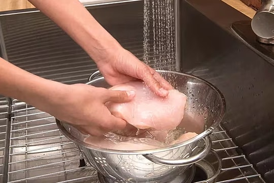 Tại sao thịt sống càng rửa càng có hại?