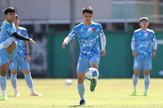 U22 Việt Nam tập lúc trưa nắng để đi xem Malaysia đấu Lào