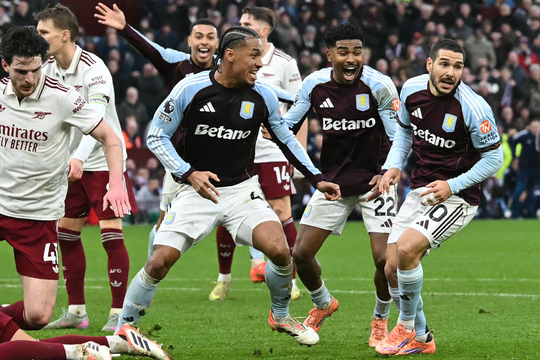 Arsenal thua ở phút bù thứ 5