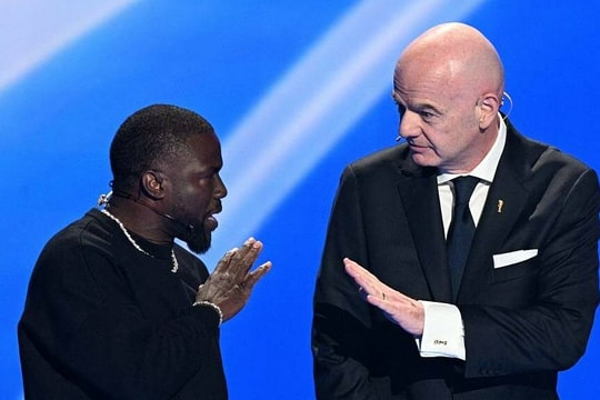 Chủ tịch FIFA ngăn MC tiết lộ bí mật World Cup