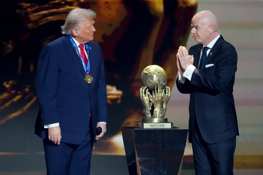 Tổng thống Trump nhận giải Hòa bình FIFA tại lễ bốc thăm World Cup