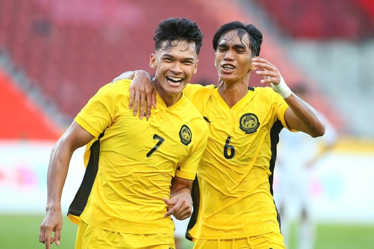 Malaysia 3-1 Lào (H2): Việt Nam mất ngôi đầu bảng