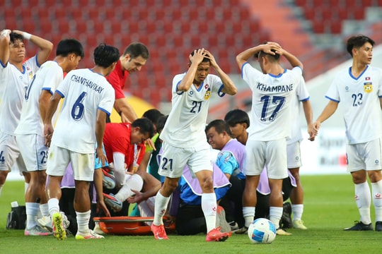 Đội trưởng Lào gãy chân, lĩnh thẻ đỏ ở SEA Games