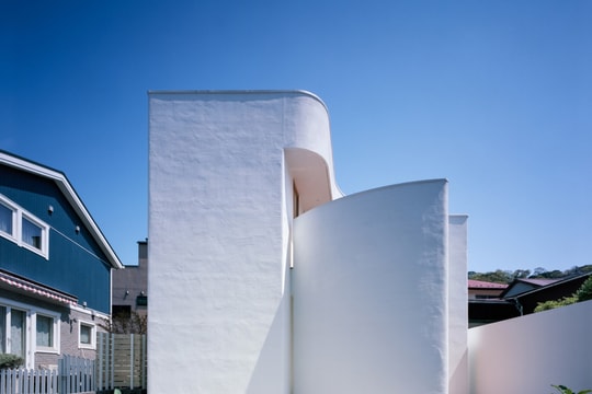 Căn nhà màu trắng kín bên ngoài, mở bên trong