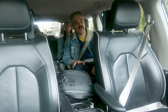 Tại sao ngồi sau xe điện và xe tự lái dễ bị say?