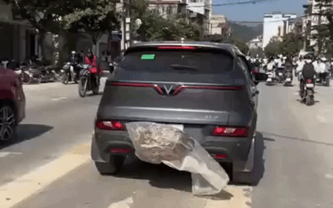 Bị phạt 23 triệu đồng vì để lồng gà che biển số