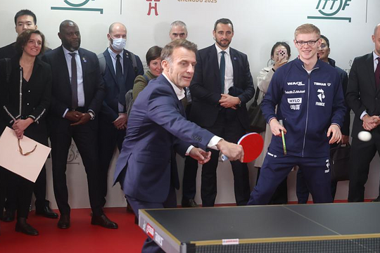 Tổng thống Pháp chơi bóng bàn tại Trung Quốc