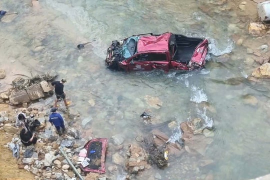 Xe bán tải bị hất qua lan can rơi xuống suối