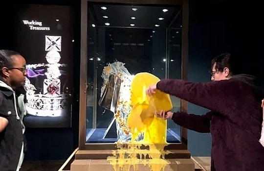 Nhóm người bị bắt vì ném đồ ăn vào tủ trưng bày vương miện Anh