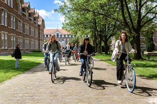 Nữ giới nước nào có chiều cao trung bình trên 170 cm?