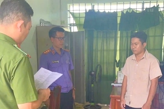 Bị bắt vì chiếm đoạt tiền cứu trợ bão lũ