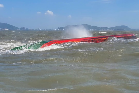Sà lan chở 900 m3 cát lật úp trên biển Vũng Tàu