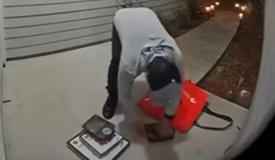 Xem lại camera chủ nhà sốc nặng khi thấy hành động này của tài xế giao đồ ăn