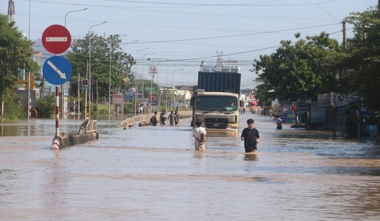 Quốc lộ 1 qua Lâm Đồng tiếp tục ngập sâu, giao thông nhiều nơi tê liệt