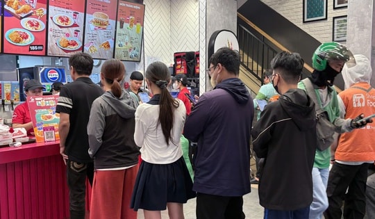 Trào lưu xếp hàng mua gà rán "săn tuần lộc" gây sốt trong giới trẻ mùa Noel 2025