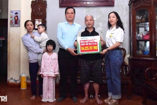 Bạn đọc Dân trí ủng hộ người cha cụt 2 tay hơn 190 triệu đồng