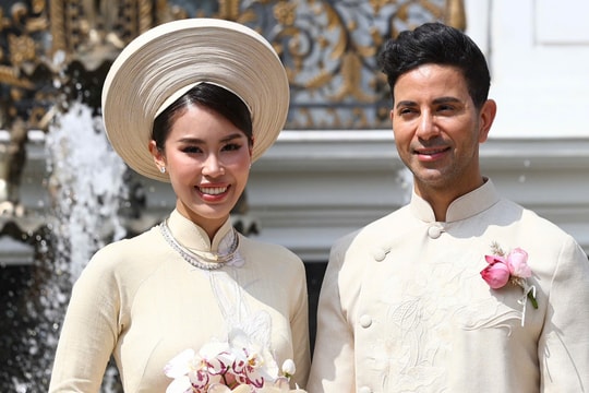 Áo dài cưới dệt bằng tơ sen của fashionista Tiên Nguyễn