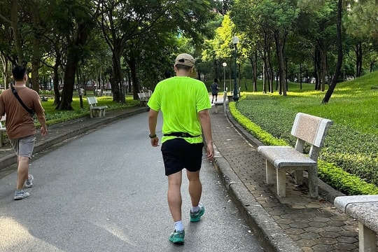 Đi bộ buổi sáng giúp giảm huyết áp cao