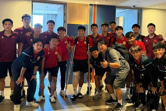 U22 Việt Nam tặng quà cầu thủ Lào gãy chân