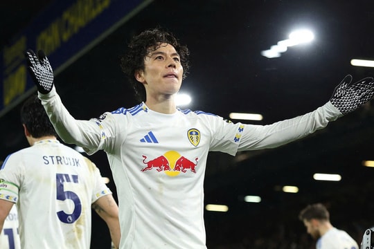 Liverpool bị Leeds cầm hòa dù dẫn hai bàn