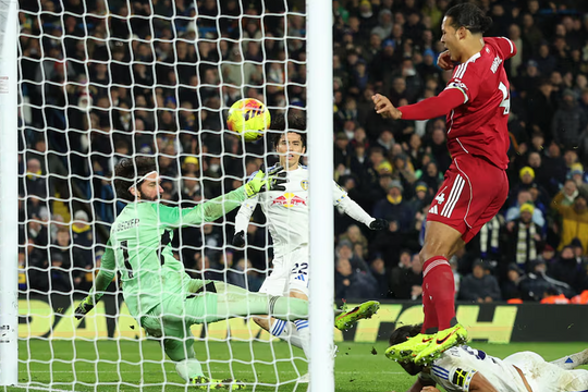 Neville: 'Liverpool đang thật sự sụp đổ'