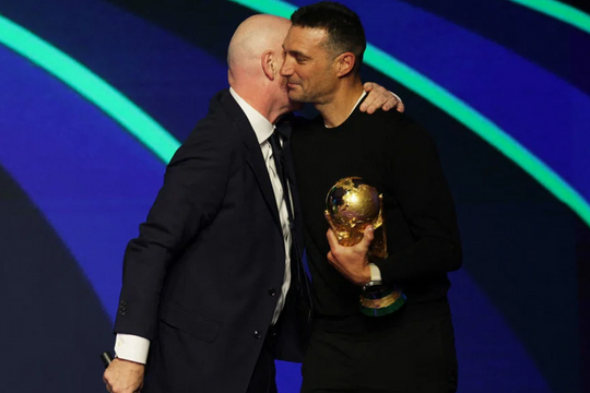 FIFA xin lỗi HLV tuyển Argentina