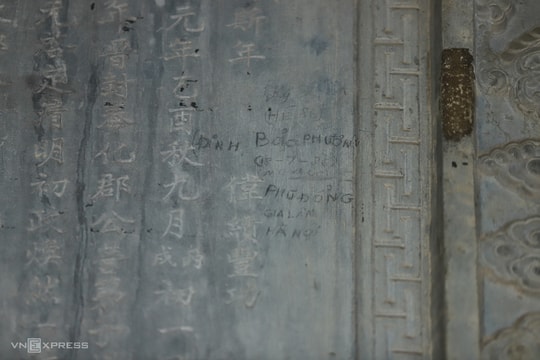 Văn bia lăng vua triều Nguyễn bị khắc chữ trái phép