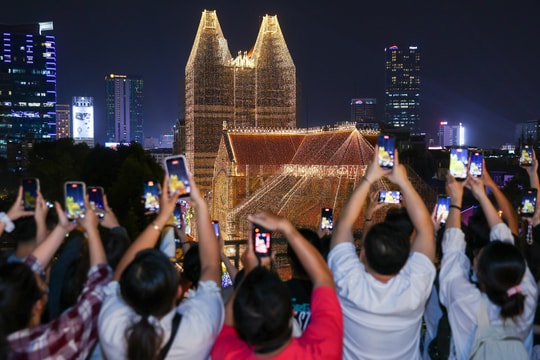 Khách đổ đến check in Nhà thờ Đức Bà lúc lên đèn