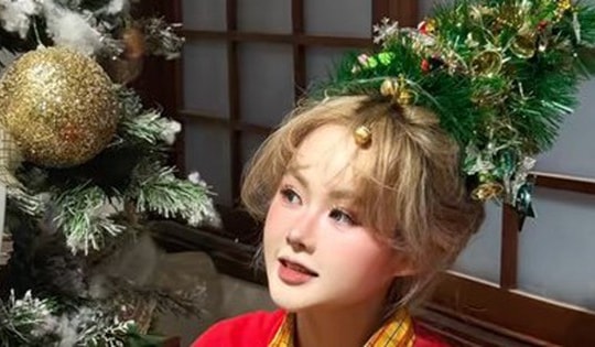 Đu trend buộc tóc cây thông Noel gây sốt mùa Giáng sinh