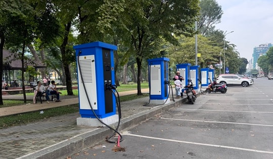 Trạm sạc ô tô điện VinFast xuất hiện ngày càng nhiều ở trung tâm TP HCM