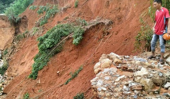 Mưa lũ "xé nát" nhiều tuyến giao thông ở Quảng Ngãi, gây thiệt hại 120 tỉ đồng