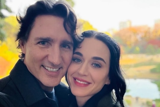 Katy Perry đăng ảnh công khai tình tứ bên cựu thủ tướng Canada