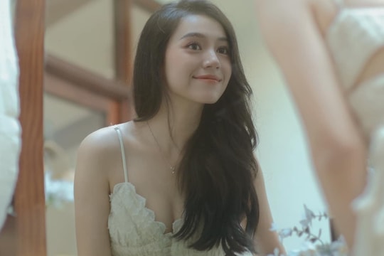 Ảnh gợi cảm của diễn viên đóng cảnh 18+ với Anh Tú