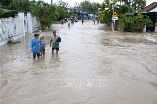 Học sinh khu vực bị ảnh hưởng mưa lũ ở Lâm Đồng đi học trở lại
