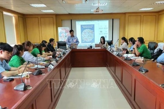 Trao đổi kinh nghiệm, nâng cao kỹ năng thông tin về môi trường cho nhà báo Lào